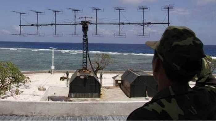 Vượt lên những khó khăn, mệt nhọc, các sĩ quan, quân nhân chuyên nghiệp Trung đoàn radar 451 đã làm chủ các thiết bị kỹ thuật mới. 'Hồi tháng 12/2014, giàn khoan Hải Dương 981 của Trung Quốc di chuyển từ Bắc xuống Nam Biển Đông. Suốt 27 giờ giàn khoan đi trong khu vực quan sát của chúng tôi, mọi sự di chuyển của giàn khoan và các tàu hộ tống đều được chúng tôi ghi nhận', Trung úy Mai Văn Quy, Trạm radar 575 chia sẻ. Trong ảnh: Hệ thống radar P-18. (Theo ĐVO)