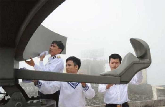 Hệ thống radar Coast Watcher 100 của Trung đoàn có thể khắc phục được 'giới hạn đường chân trời'. Theo nguyên lý hoạt động, các radar giám sát thường hoạt động theo nguyên lý truyền sóng bức xạ điện từ, nhưng sóng này lại có xu hướng đi theo đường thẳng. Trong khi đó, Trái đất lại có dạng hình cầu, điểm giao nhau giữa đường thẳng của sóng radar và hình cầu của Trá' đất được gọi là 'giới hạn đường chân trời'. (Theo ĐVO) 