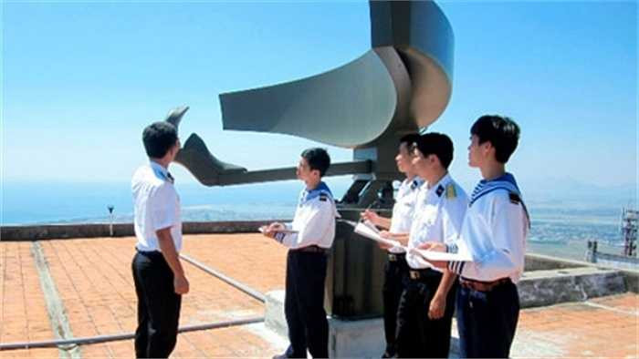 Trang bị được coi là hiện đại nhất của Trung đoàn 451 là radar Coast Watcher 100 do do Tập đoàn Thales - Pháp chế tạo. (Theo ĐVO)