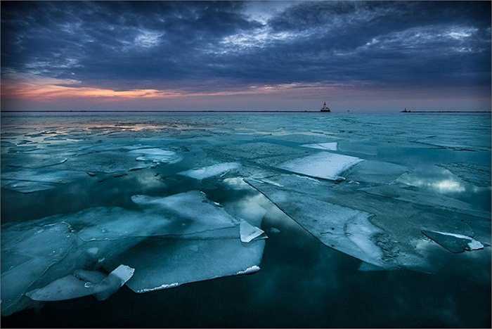 Vẻ đẹp băng giá của mặt hồ Michigan ở Chicago, Mỹ