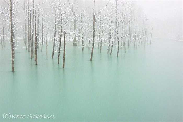 Một hồ nước xanh ngọc bích bị đóng băng ở Hokkaido