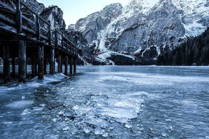 Hồ Braies ở dãy núi Dolomites của nước Ý