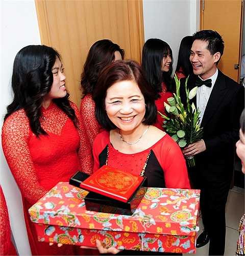 ￼ Sáng 5/2, lễ rước dâu của Ngân Khánh và ông xã Việt kiều diễn ra trong không khí ấm cúng tại căn hộ chung cư của nữ ca sĩ ở quận 2, TP HCM. Đúng 9h, mẹ chồng Ngân Khánh rạng ngời, dẫn đầu đoàn nhà trai đến xin dâu.