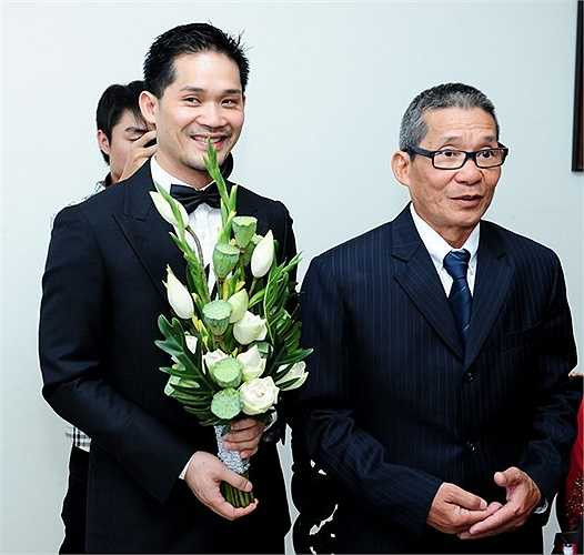 Đây cũng là lần đầu tiên ông xã của Ngân Khánh lộ diện trên truyền thông. Mặc dù đã yêu nhau gần hai năm nhưng chưa một lần hình ảnh ông xã của nữ diễn viên Mỹ nhân Sài thành lọt vào ống kính nhiếp ảnh.