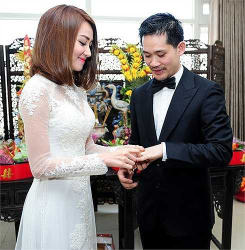 Cô và ông xã thực hiện thao tác trao nhẫn kết hôn. Sau khi lấy chồng, nữ diễn viên dành thời gian chăm sóc chồng và gia đình đảm nhận thiên chức làm vợ, làm mẹ. Ngân Khánh sẽ hạn chế đóng phim mà chuyển sang đầu tư vào lĩnh vực kinh doanh nghệ thuật.