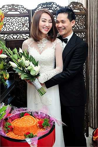 Ngân Khánh và ông xã quấn quýt không rời trong lễ xin dâu. 