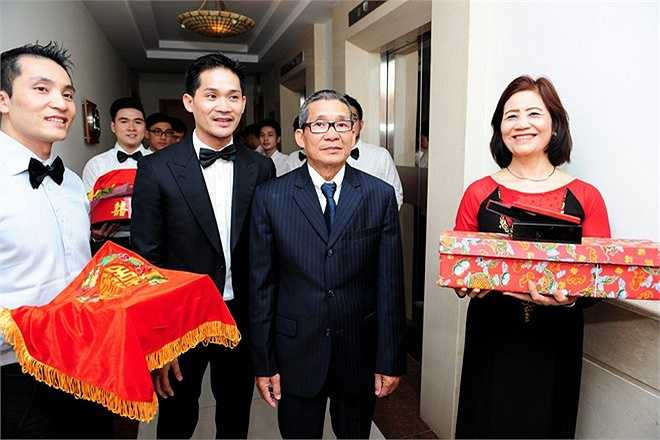 Bố mẹ chồng của Ngân Khánh từ Hà Lan về Việt Nam khoảng một tuần nay để làm thủ tục cưới vợ cho con trai trên mảnh đất quê hương. Hai ông bà đều là người Việt nhưng định cư ở xứ sở hoa tulip vài chục năm nay. 