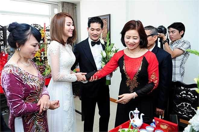 ￼ Nữ diễn viên nổi tiếng rất được lòng bố mẹ chồng. Cô từng chia sẻ, dù sống ở nước ngoài nhưng gia đình ông xã vẫn giữ thói quen sinh hoạt, văn hóa của người Việt khiến cô hài lòng.