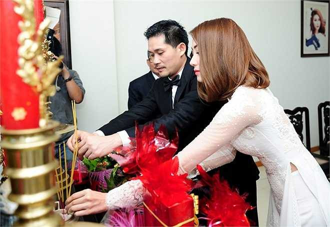 Ngân Khánh và ông xã thực hiện nghi lễ cúng gia tiên.