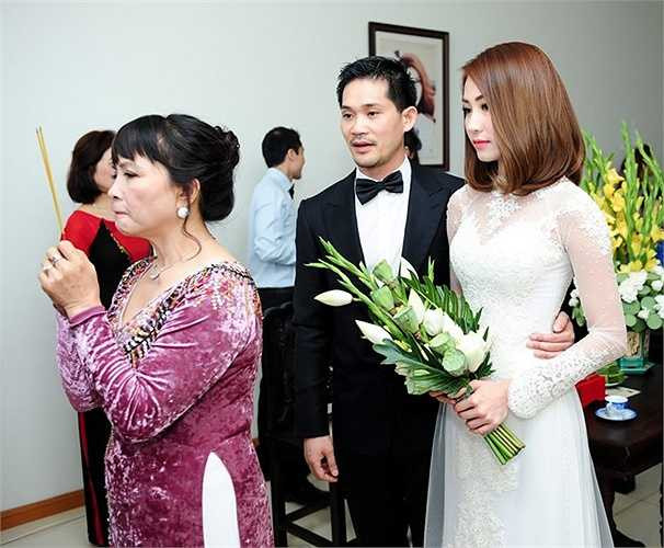 Nữ diễn viên xúc động trong ngày trọng đại.