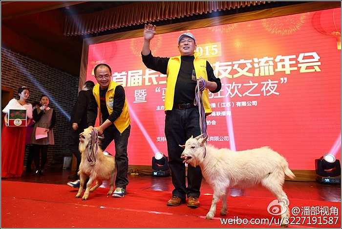 Trong buổi tổng kết có màn quay thưởng để mọi người nhận được cừu, lừa...