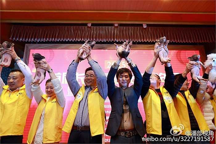 Những người nhận được chú lợn đáng yêu trong buổi tổng kết