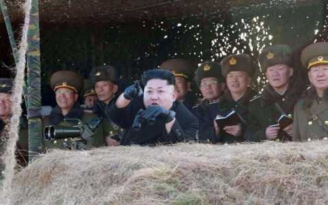 Lãnh đạo Triều Tiên Kim Jong-un thị sát một cuộc tập trận của quân đội nước này