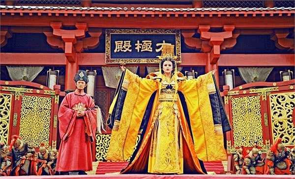 Đây là hình ảnh Võ Tắc Thiên trong nghi lễ đăng cơ nữ hoàng đầu tiên trong lịch sử phong kiến Trung Hoa.