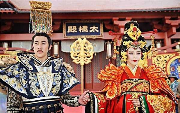 Loại 2 đối thủ lớn nhất là Vương hoàng hậu (Thi Thi đóng) và Tiêu Thục Phi (Trương Hinh Dư đóng), Võ Mỵ Nương được đưa lên ngôi hậu, trở thành vị hoàng hậu thứ 2 của Đường Cao Tông.