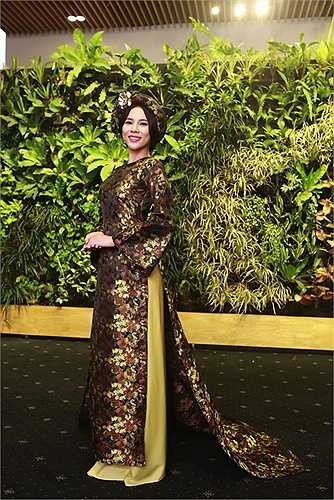 Cùng xem Á khôi Lệ Quyên nền nã trong tà áo dài: