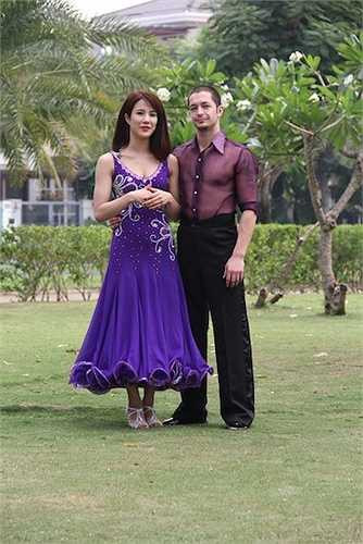Trên nền nhạc của El tango de Roxanne, câu chuyện truy tìm và lung bắt trùm mafia của cô nàng điệp viên xinh đẹp sẽ diễn ra đầy kịch tính. 