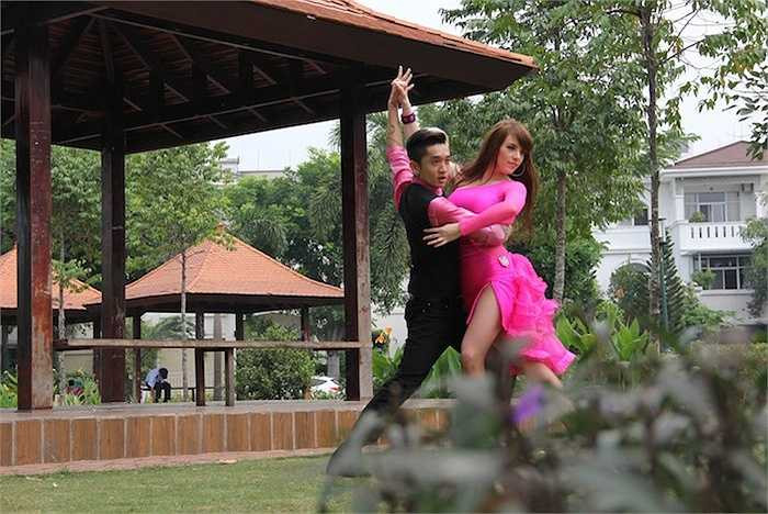 Cả hai sẽ mang đến những thú vị, hài hước trong tình huống của người thầy giáo khi gặp hai cô học trò trong nhóm cổ động của trường.