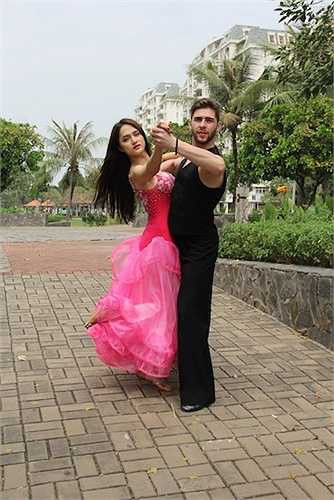 Tuần này, cặp đôi Hương Giang và George sẽ mang khán giả đến với cung điện của hoàng cung Hàn Quốc.