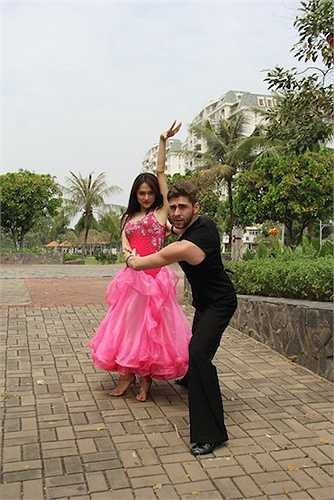 Cô sẽ vào vai hoàng hậu khó tính khi tuyển người, còn bạn nhảy George sẽ vào vai một chàng đầu bếp.