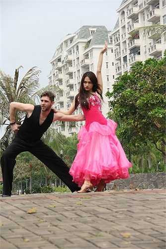 Cặp đôi sẽ cùng thể hiện điệu Slow Waltz và Tango trên nền ca khúc hit của 2NE1, I love you.