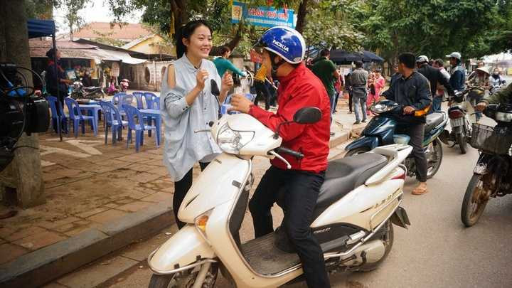 Nhờ sự thân thiện, thật thà Lee A Reum rất giỏi trong việc liên hệ với người dân địa phương giúp đỡ.