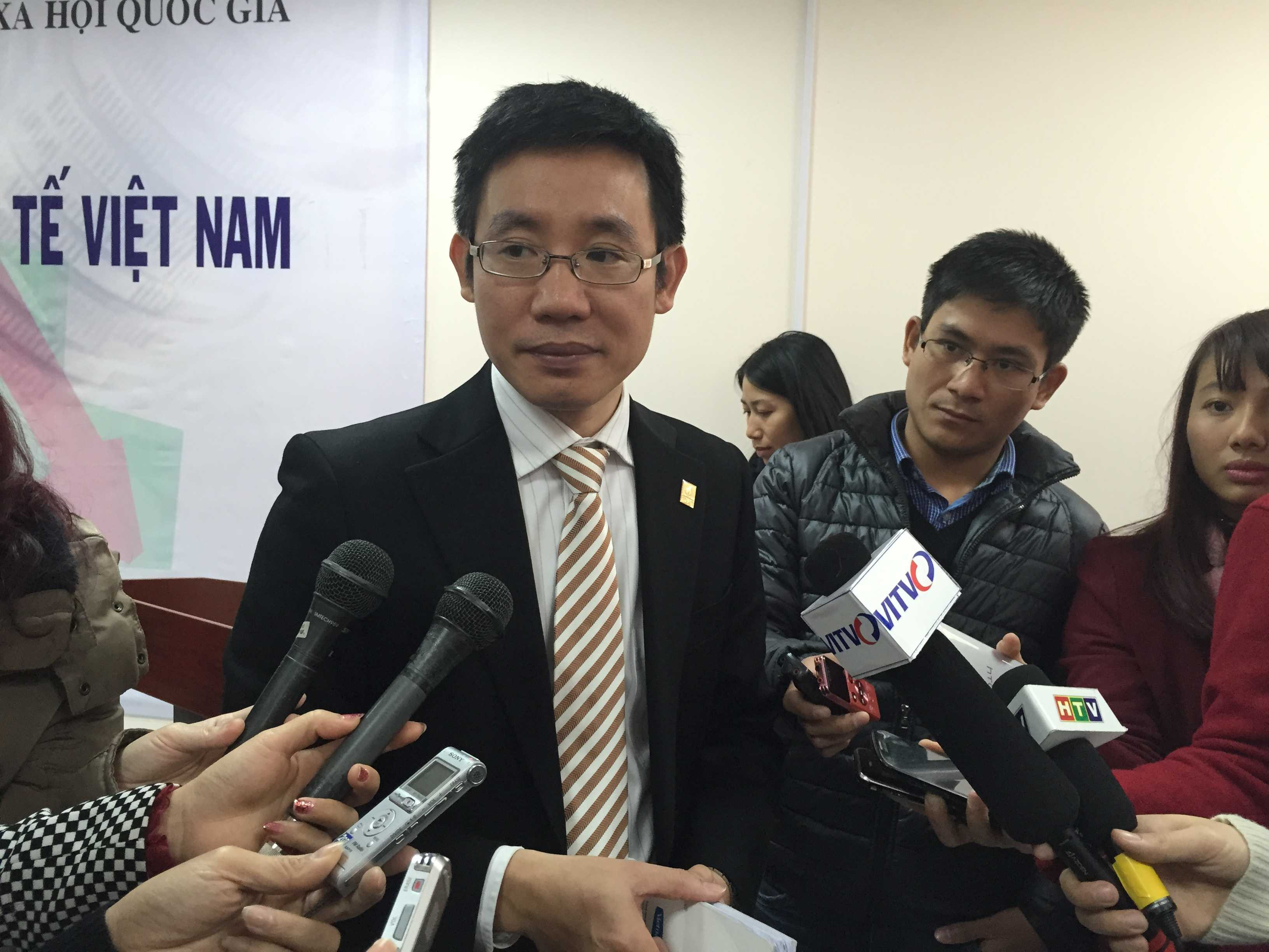 Tiến sĩ Lê Việt Trung trả lời phỏng vấn trước báo giới