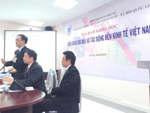 Tiến sĩ Lương Văn Khôi đang phát biểu tham luận