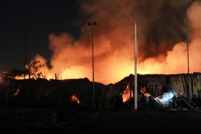 Kho chứa đồ nội thất cháy đỏ trời, gần 370 người ứng cứu