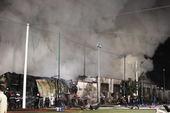 Kho chứa đồ nội thất cháy đỏ trời, gần 370 người ứng cứu