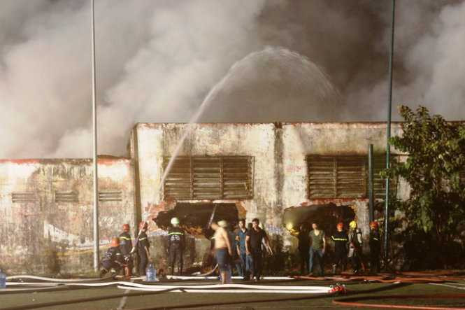 Kho chứa đồ nội thất cháy đỏ trời, gần 370 người ứng cứu