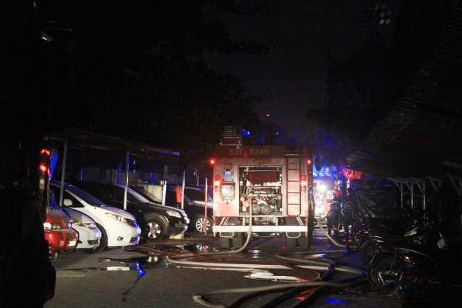 Kho chứa đồ nội thất cháy đỏ trời, gần 370 người ứng cứu