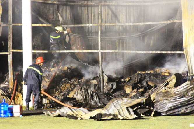 Kho chứa đồ nội thất cháy đỏ trời, gần 370 người ứng cứu