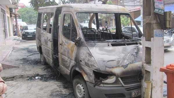 Ôtô Mercedes bùng cháy trong đêm