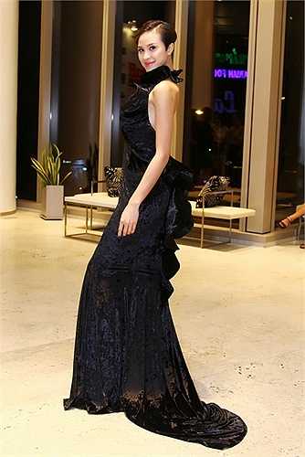 Cựu siêu mẫu Phương Mai sang trọng và lộng lẫy với bộ nhung đen quyến rũ hờ hững khoe trọn tấm lưng trần.