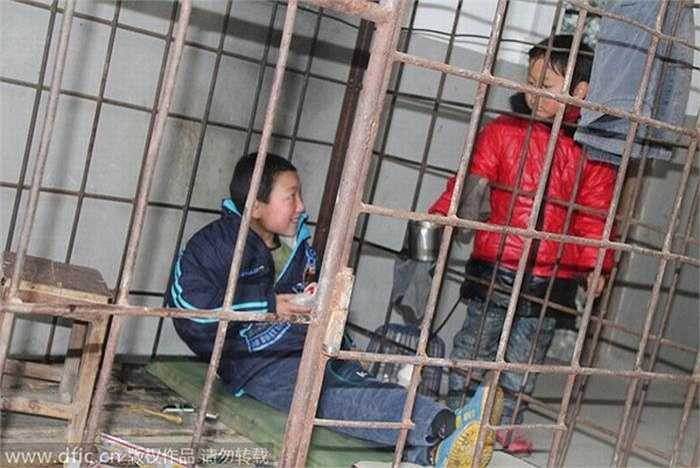 Bố của Xiao Wang là anh Zhong Kefu (45 tuổi) rất lo lắng về cách cư xử ngày càng bạo lực, sẵn sàng tấn công những người hàng xóm của Xiao Wang nên đành nhốt con vào lồng sắt. 