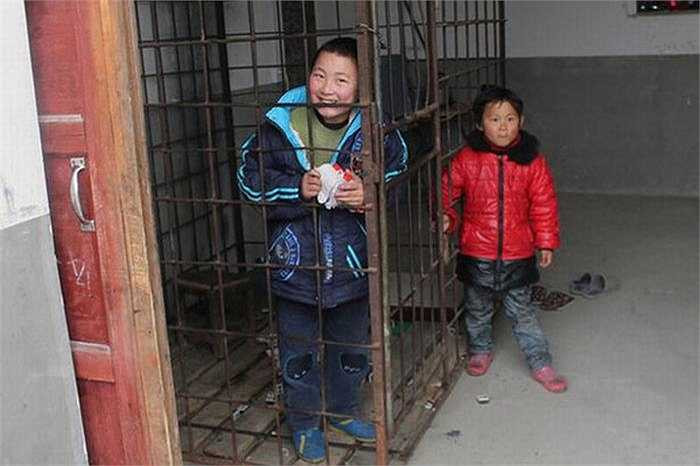Ban đầu, anh Zhong thường trói con trai trước khi đi làm. Tuy nhiên, lần nào về nhà anh cũng thấy cổ tay của Xiao Wang đỏ tấy lên vì cố vùng vẫy để cởi trói. Nên những ngày sau, anh Zhong phải cho cậu bé vào lồng và nhốt lại. 
