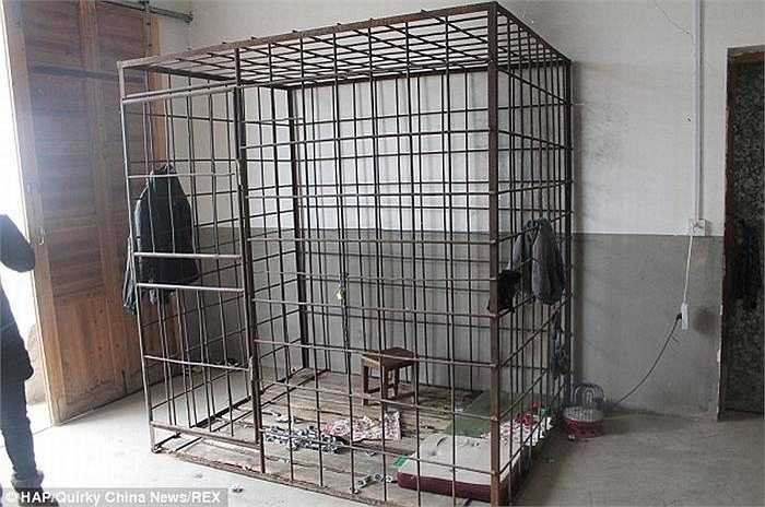 ‘Hồi bé, nó ăn bất cứ thứ gì nó nhặt được rồi nó bắt đầu đập phá đồ đạc, kể cả tài sản nhà hàng xóm. Nó thường đánh đập bọn trẻ con trong làng. Không trường nào chịu nhận nó’, anh Zhong kể lại.