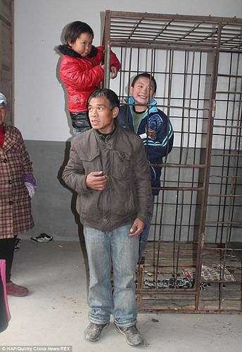 Anh chia sẻ: Anh đang kiếm tiền nuôi gia đình và chạy chữa cho Xiao Wang nhưng vì nhà nghèo nên anh đành nhốt con vào lồng đến khi nào kiến đủ tiền mới đưa con đi bệnh viện. 