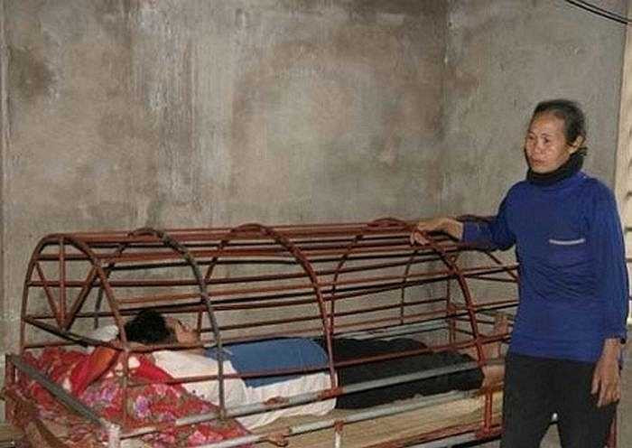 Một trường hợp khác là gia đình ông Nguyễn Tiến Đồng và bà Nguyễn Thị Lài (Kỳ Anh, Hà Tĩnh) cũng có người con trai sau khi lập gia đình không lâu thì phát bệnh tâm thần. Hàng ngày, bà Lài phải cho cho cậu con trai ăn cháo qua lồng sắt.