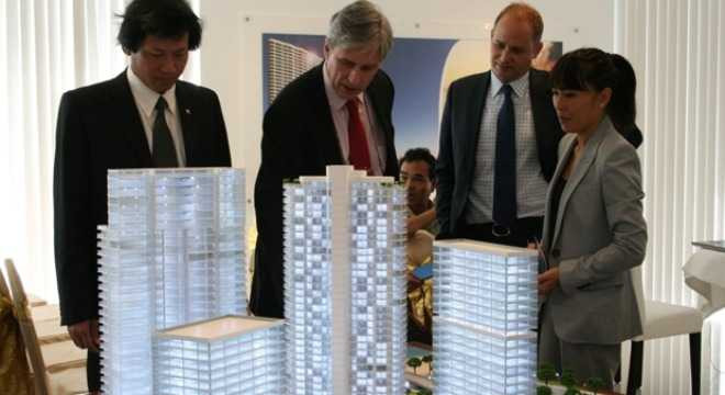 Thị phần môi giới bất động sản năm 2014 nằm trong tay các công ty dịch vụ trong nước, trong khi đó các đơn vị nổi tiếng nước ngoài như CBRE, Savills,cColliers International, Cushman & Wakefield, Coldwell Banker...lại vắng bóng trên thị trường.