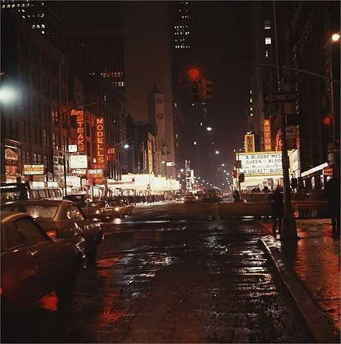 Năm 1966: Vào thời điểm này, bạn có thể mua sắm cả đêm tại cửa hàng đồ thể thao của Modell, đi bộ quanh quảng trường để tìm nơi thưởng thức bữa tối và sau đó đi xem ca chiếu muộn nhất của phim Queen of Blood.