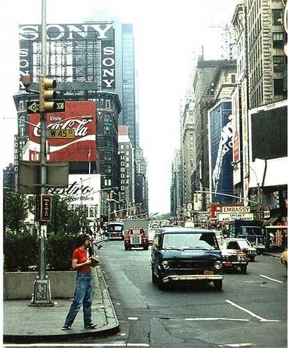 Năm 1977: Một góc phố tại Quảng trường Thời đại vào một buổi chiều muộn.