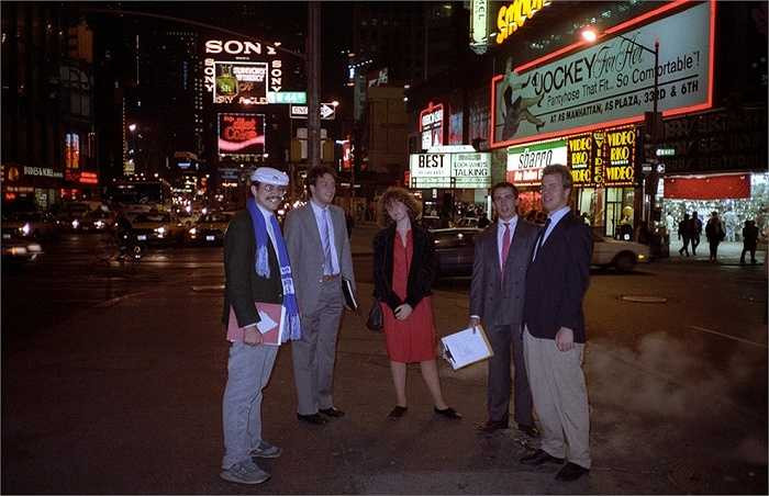 Năm 1989: Ảnh chụp một nhóm người tại Quảng trường thời đại với sự xuất hiện biển quảng cáo Diet Coke - loại thức uống có ga không có đường, cho người ăn kiêng của hãng Coca Cola.