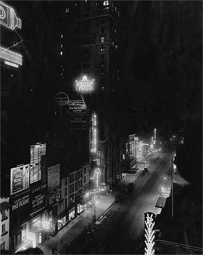Năm 1916: Quảng trường Thời đại lung linh đèn điện từ các biển quảng cáo. Phía bên trái con đường trong ảnh chính là Rạp hát New Amsterdam.