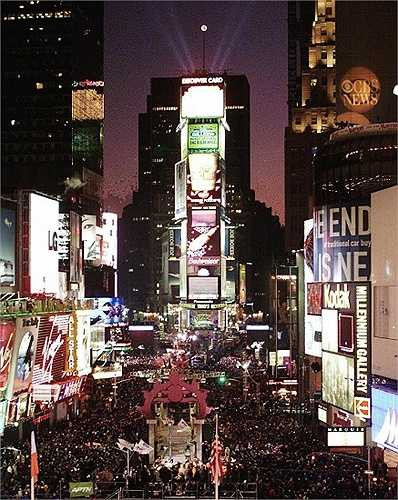 Năm 1999: Times Square vào ngày 31 tháng 12, năm 1999 với truyền thống thả quả cầu bóng vào đêm giao thừa.