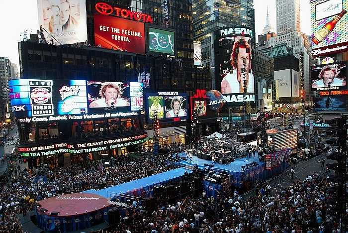 Năm 2002: Times Square thường đông kín người vào những năm đầu của thế kỷ mới. Bức ảnh này chụp lại buổi biểu diễn trực tiếp của nhóm nhạc Bon Jovi cho lễ khai mạc mùa giải NFL 2002.