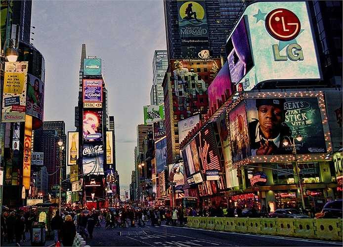 Năm 2008: Times Square chật cứng những biển quảng cáo các loại.