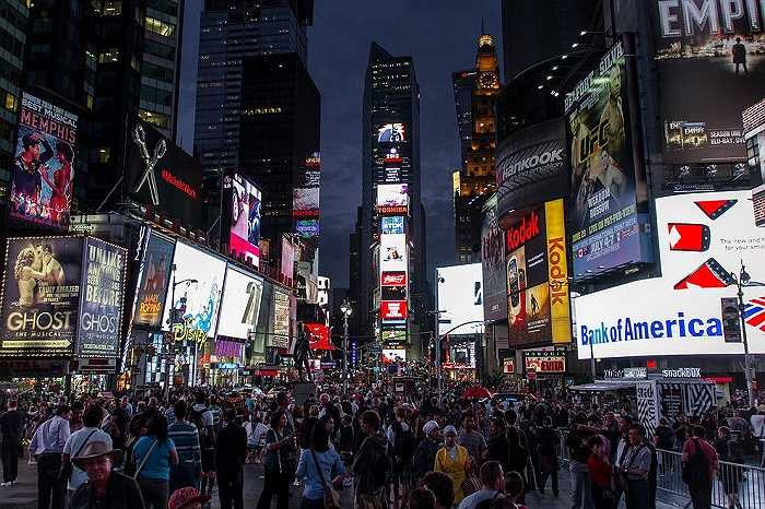 Năm 2012: Quảng trường Thời đại dường như đã cởi bỏ hoàn toàn chiếc áo cổ điển và thay vào một chiếc áo mới mang phong cách hiện đại.