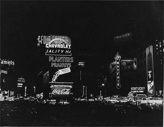 Năm 1938: Bức ảnh được chụp từ điểm giao cắt giữa Đại lộ Boardway với Đại lộ số 7 với những biển quảng cáo đèn neon khổng lồ.